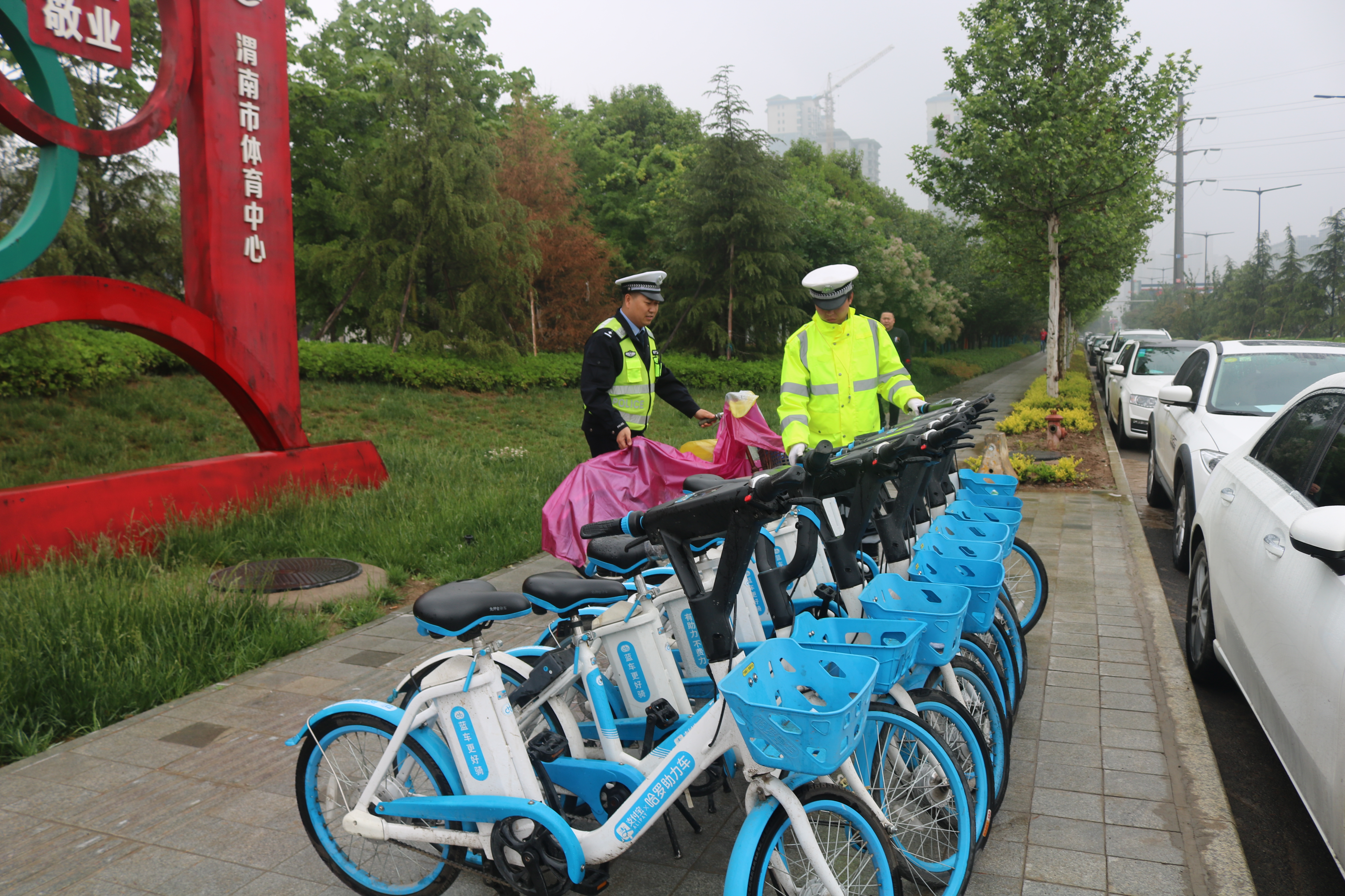 雨中作战，高新交警大队保障足球赛顺利进行