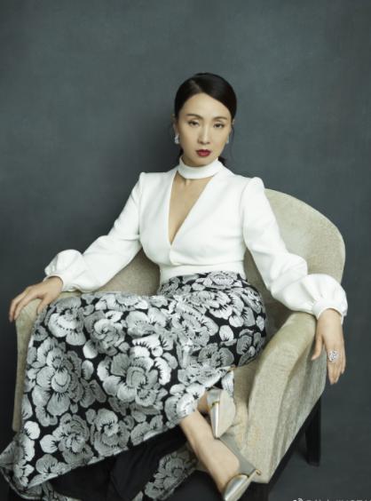 陶虹穿露肩连衣裙,被陶虹惊艳的照片