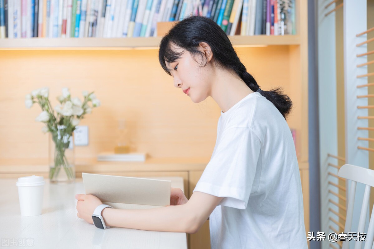 美女艳丽吸睛，帅哥爱慕生情，鼓起勇气撩“拐”，欲试一回桃花运