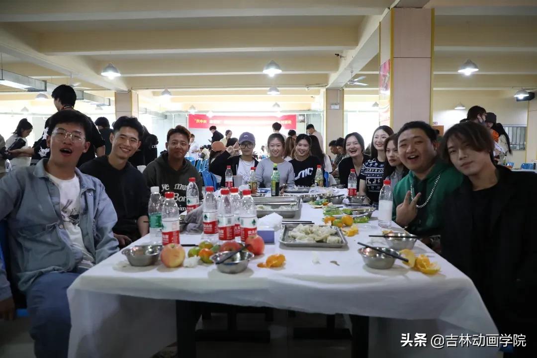 吉林动画学院18周年庆,校长和学生包饺子视频