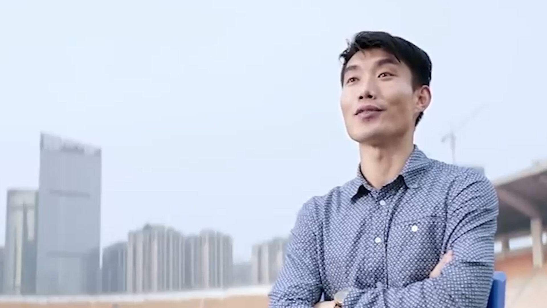 岳云鹏向男足道歉，高峰被国安粉丝堵，女足胜利后德云社争议不断