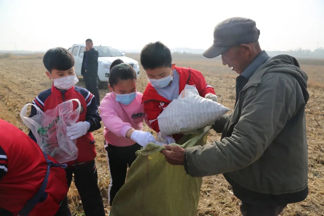 和孩子一起参加学校劳动的发言稿,和孩子们去村里上一堂劳动实践课