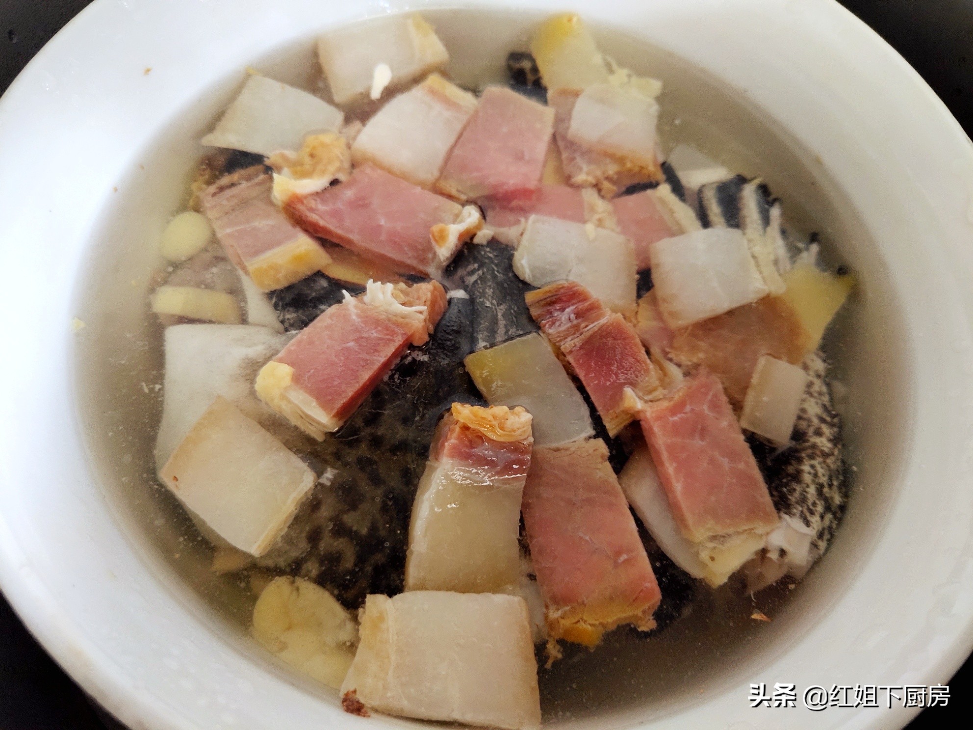 石蛙配上火腿蒸20分钟出锅，鲜嫩到连最后一滴汤都不愿意剩