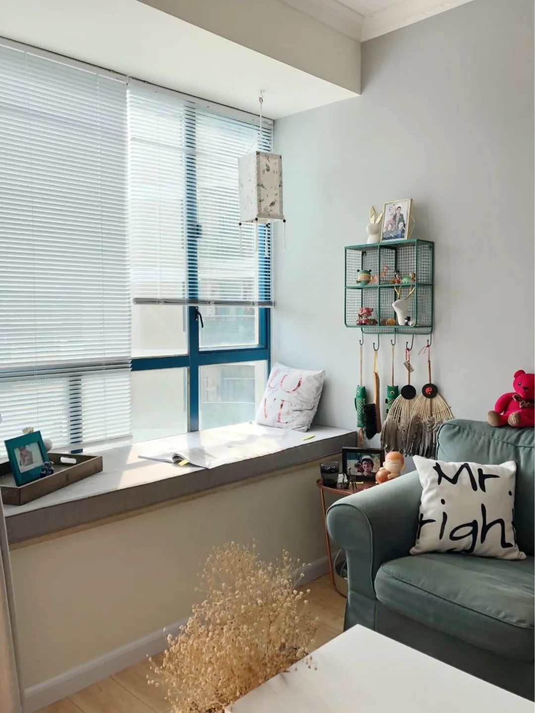 不顾后果砸掉飘窗,锤子砸下去瞬间,她们就后悔了