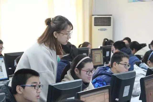 数学老师上课的儿童画,数学老师上课绘画作品