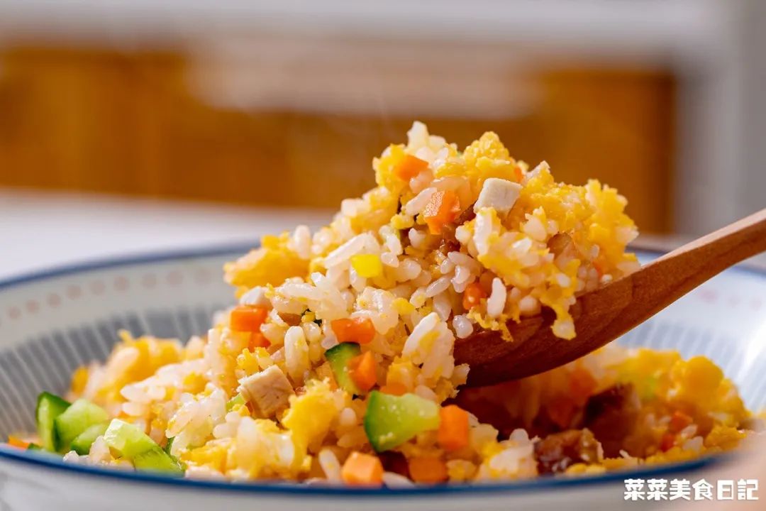 上班族午饭微波炉加热,微波炉解决一日三餐