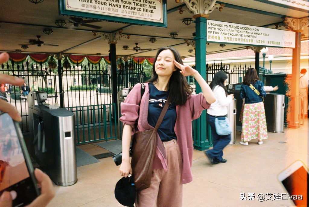 倪妮出发洛杉矶终于奢侈回，穿18999衣配7900鞋，罕见红唇太抢眼