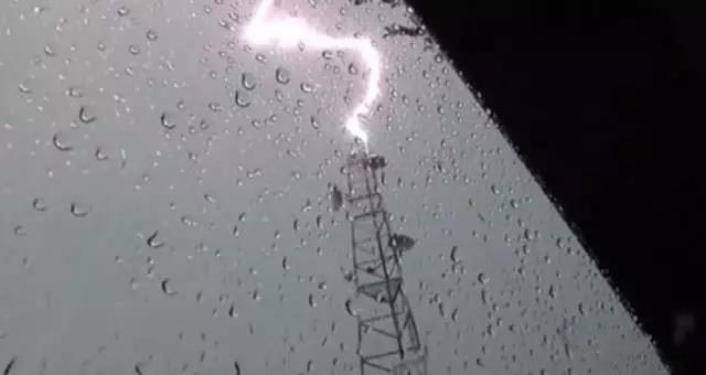 打雷怎样避免玩手机不被劈,打雷时怎样躲避雷电