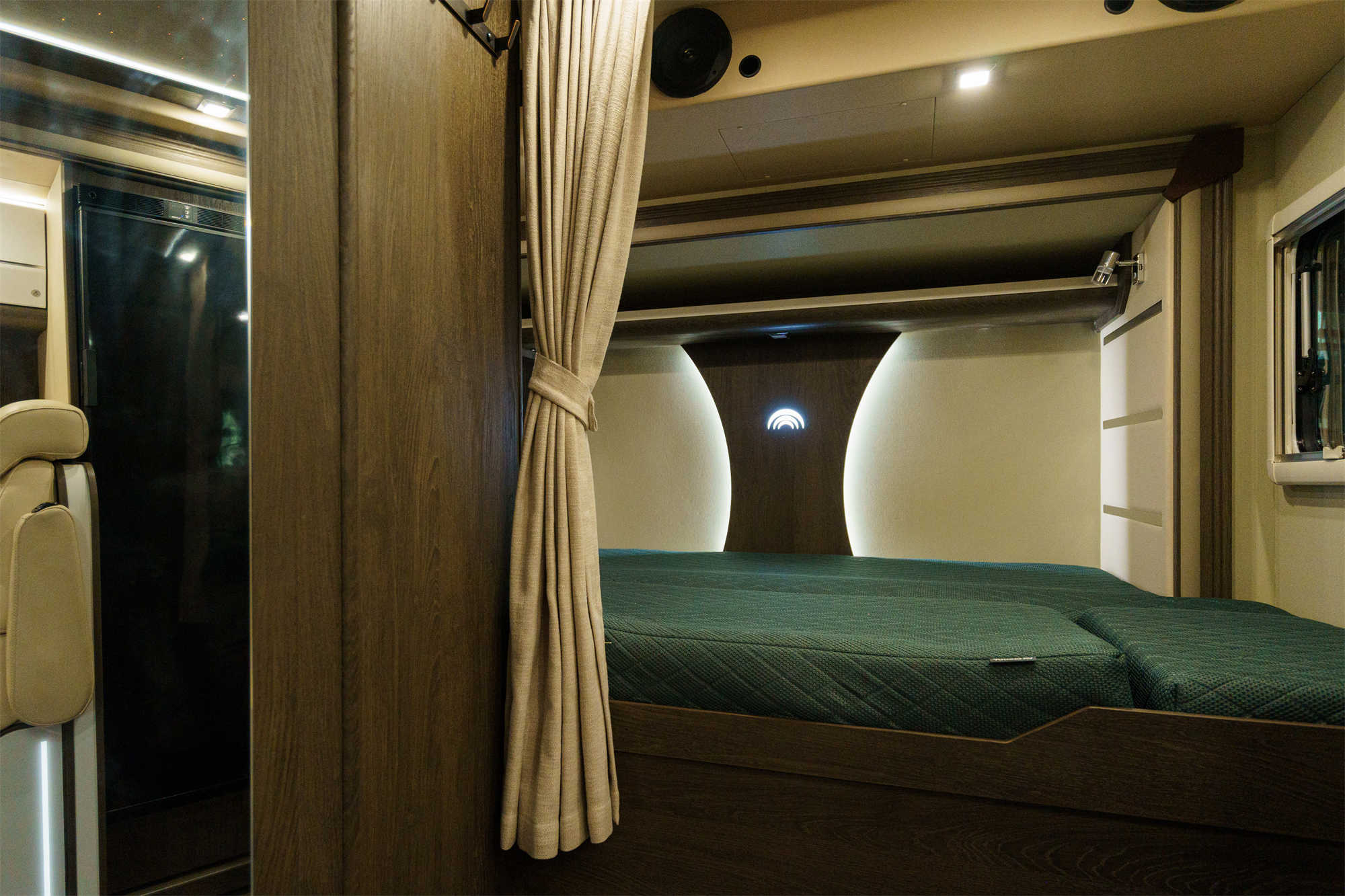 宇通c670房车最新款,宇通房车c553