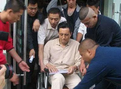 光头哥的凄惨人生,光头男的伤感背影视频