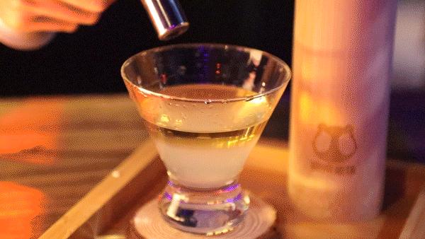 成都贰麻酒馆点啥酒,成都爆火的贰麻酒馆携手泸州老窖