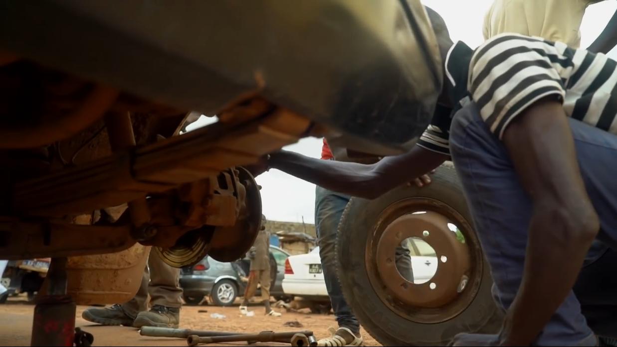 非洲小哥淘来法国二手车开出租，280公里只要47元，但要开12小时