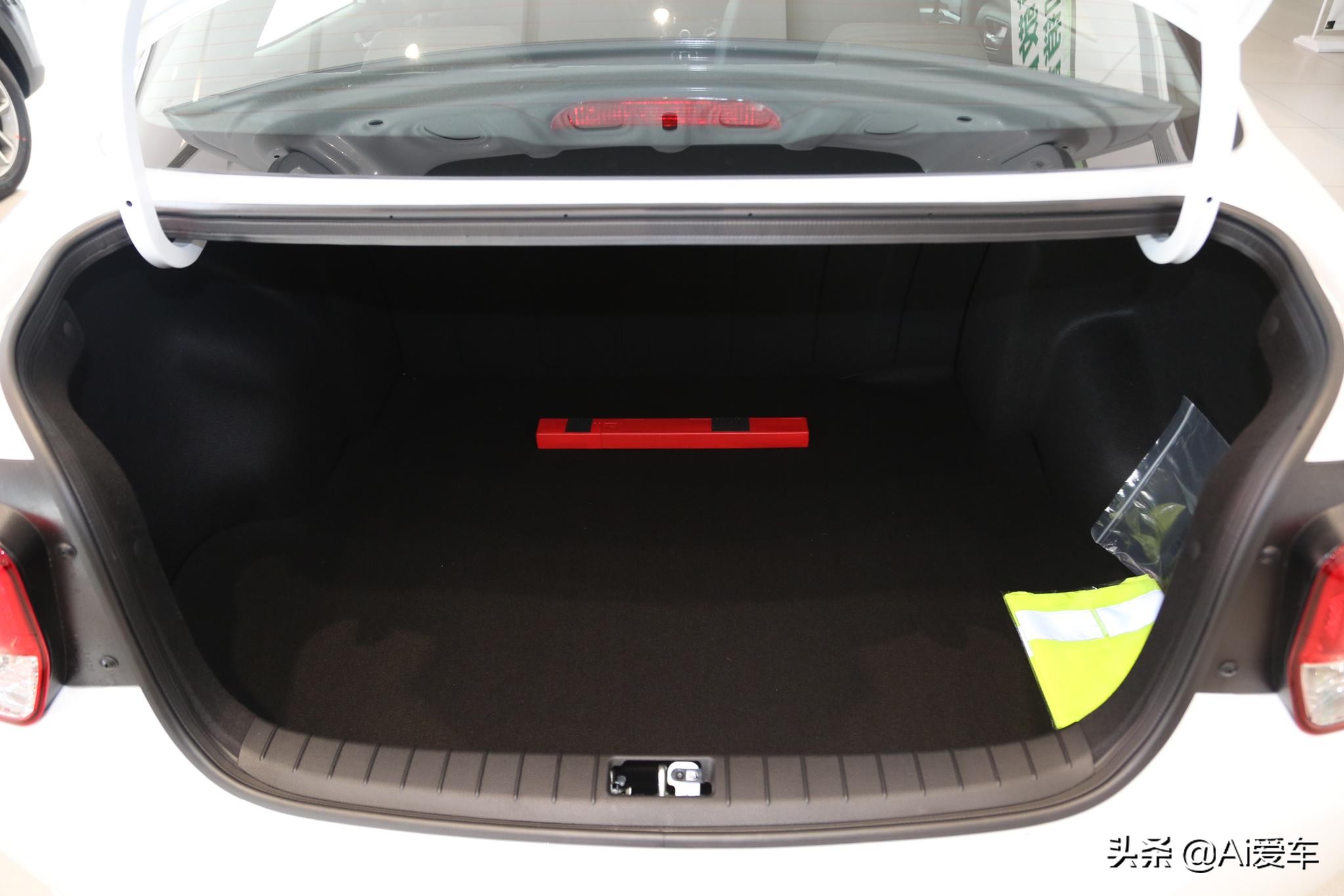 现代瑞纳最经济实惠耐用的小轿车,飞度对比新款瑞纳