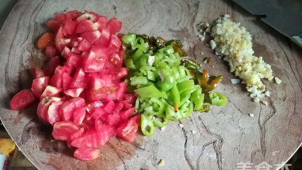 没有老干妈和西红柿怎么做方便面,家里剩下老干妈怎么做拌面