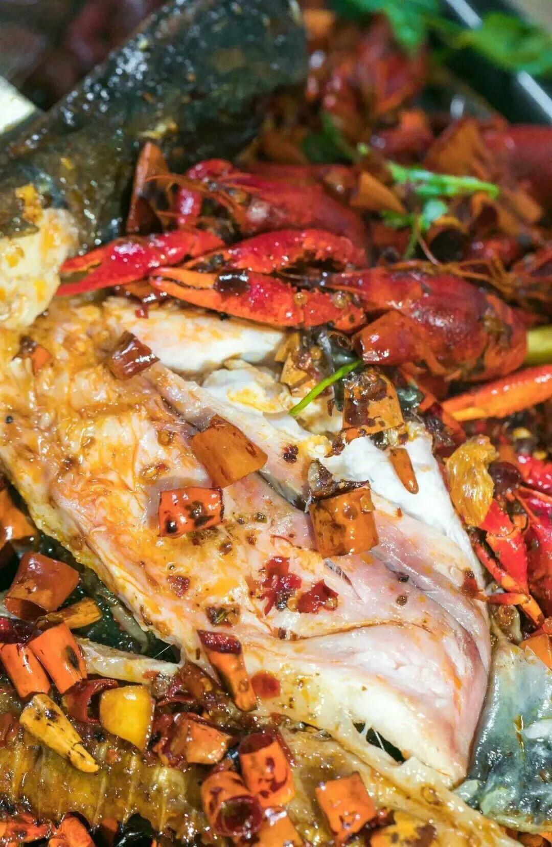 排队几小时才能吃上的北京烤鸭,烤鱼排队一小时