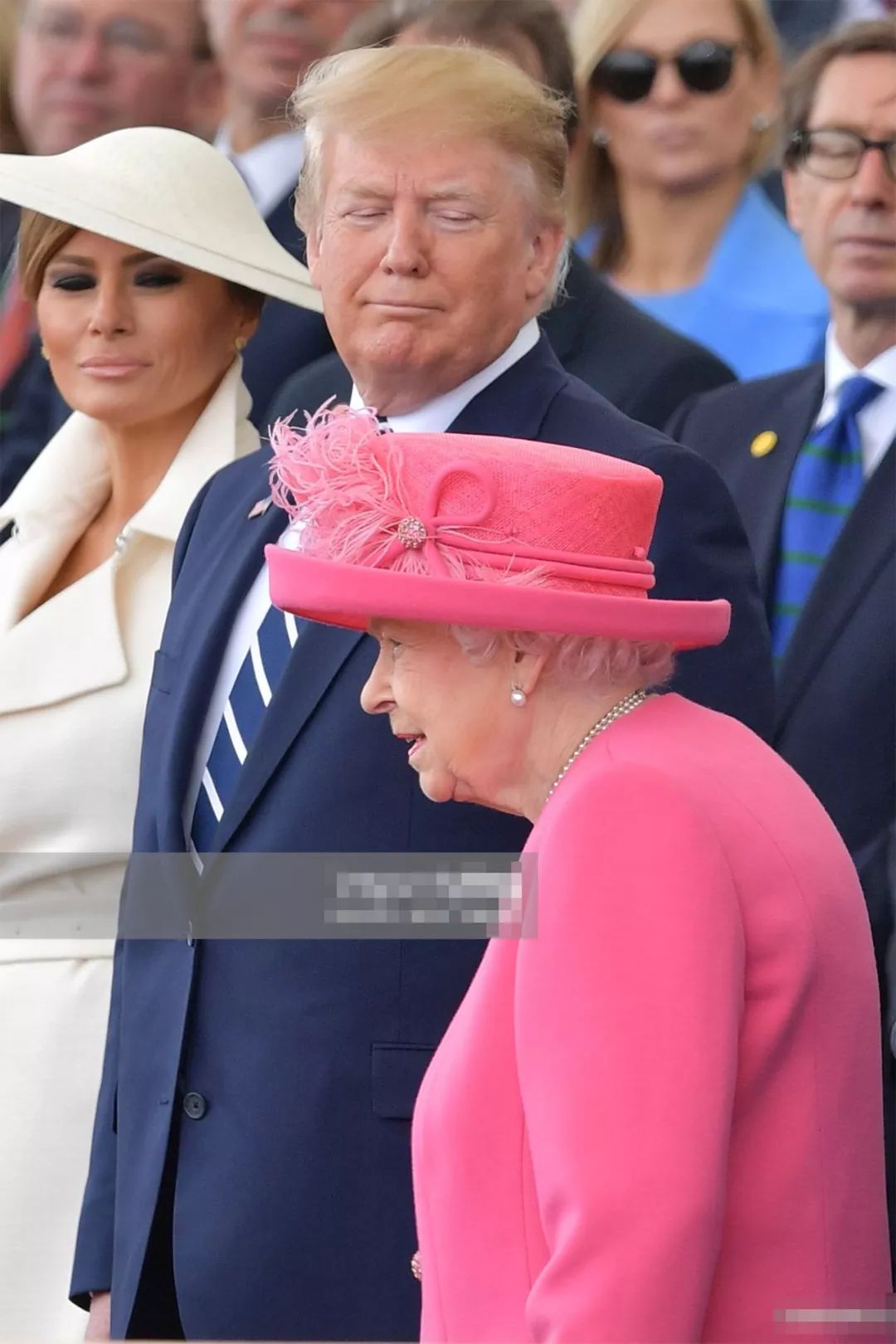 93岁女王带查尔斯出席活动，全场起立时，女王给儿子一个特别眼神