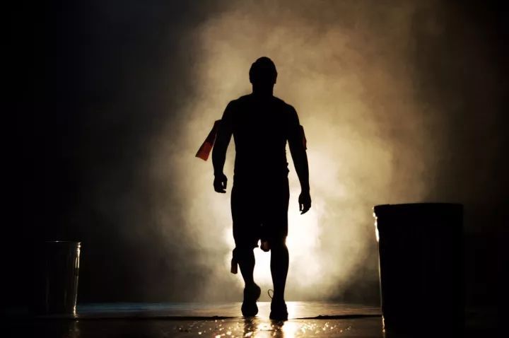 每逢佳节倍思亲致逝去的亲人,每逢佳节倍思亲手捧鲜花祭故人