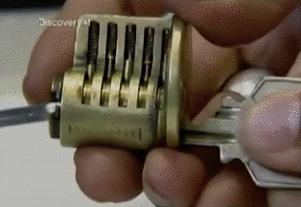 锁有没有可能自己锁上,锁打开了怎么锁上