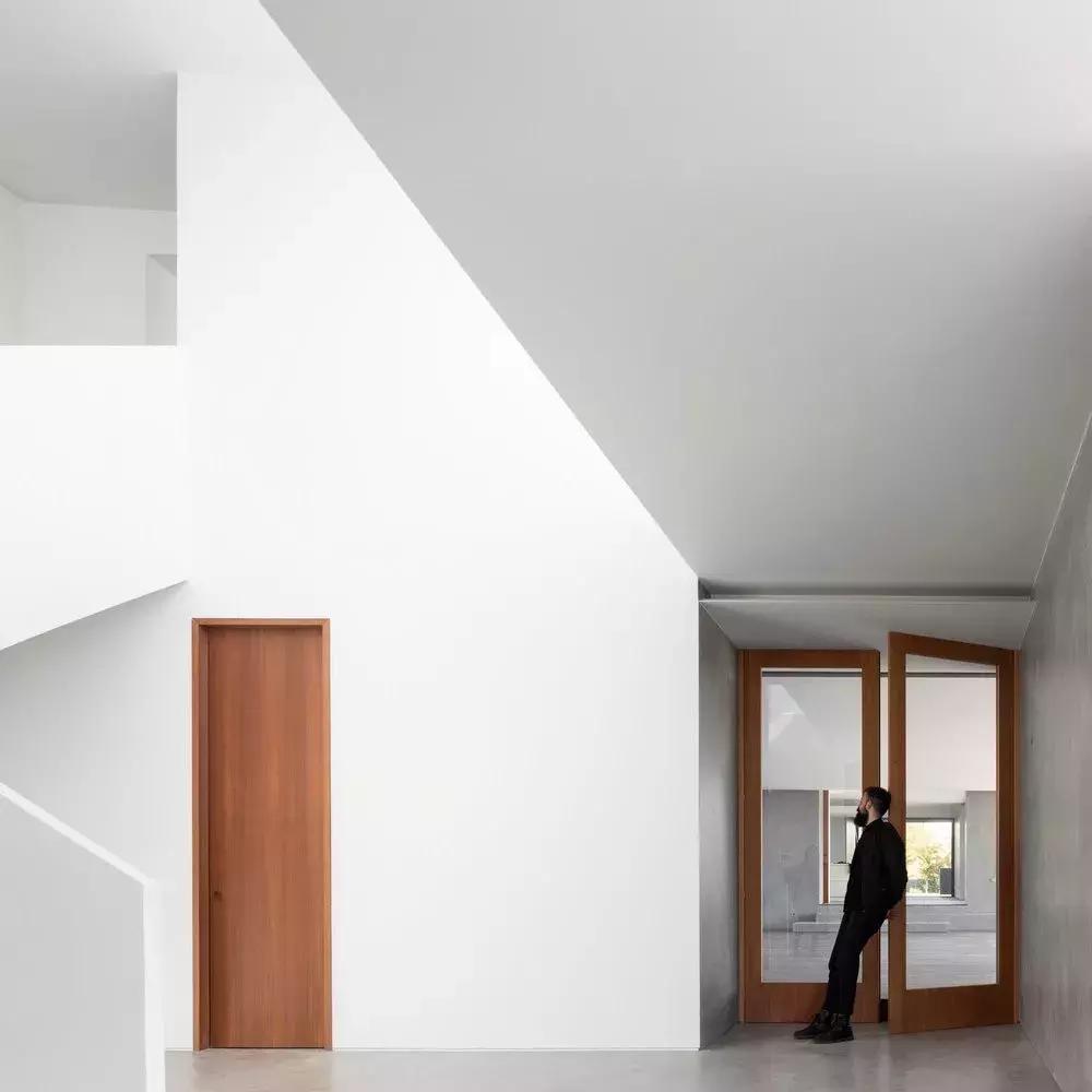 看似简单的白色极简，室内却如此惊艳