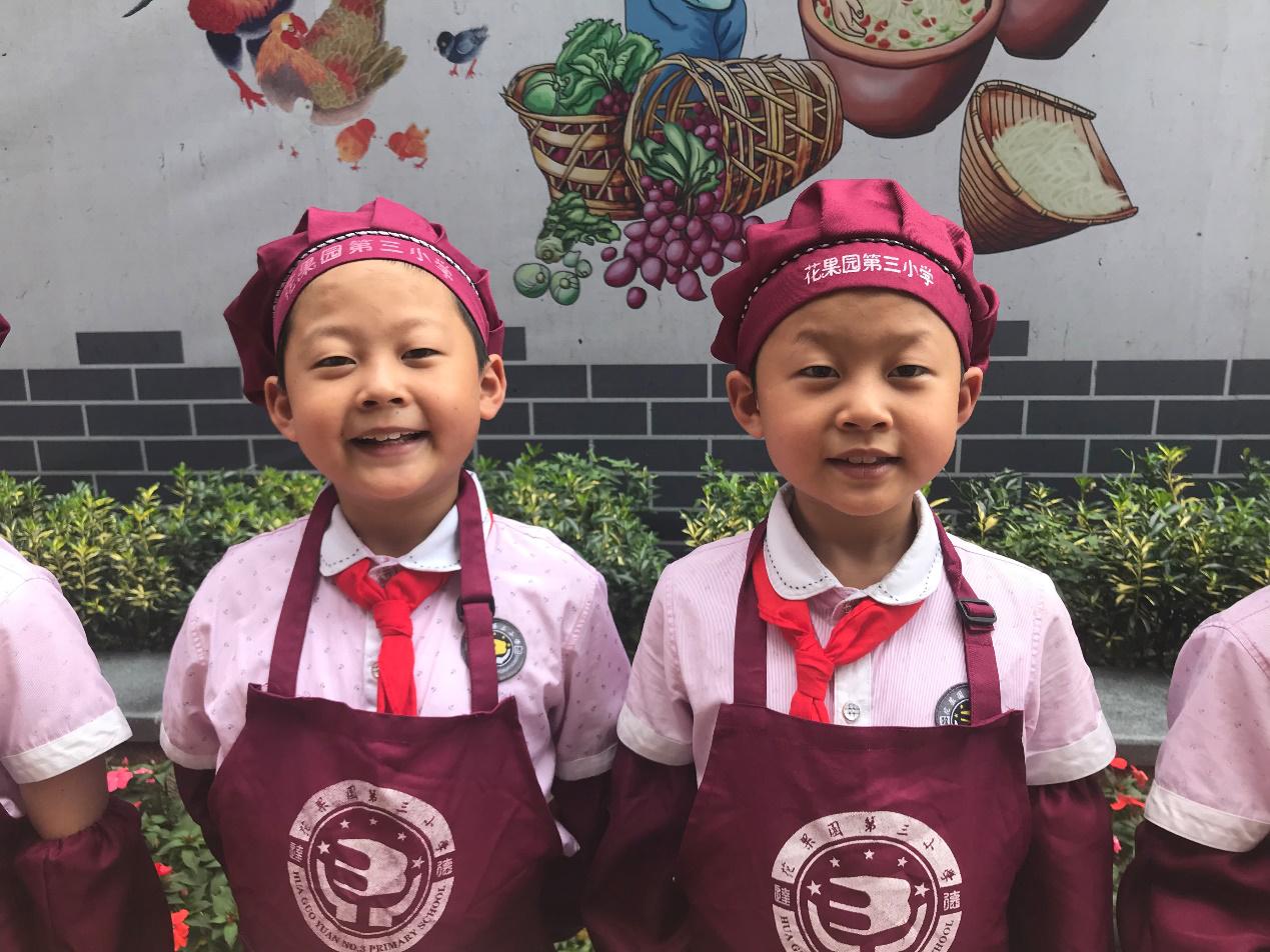 花三小学生展示“十八般武艺”下厨做饭给父母吃