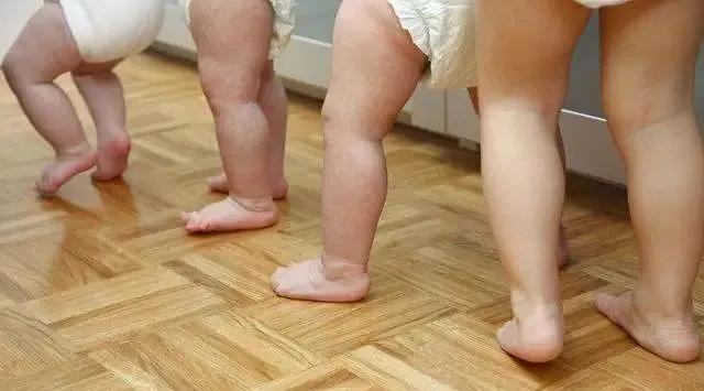 宝贝O型腿、X型腿?专家:不一定缺钙,也不能让纸尿裤背锅