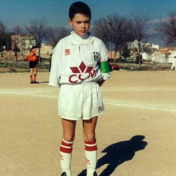 伊涅斯塔是年少成名吗,伊涅斯塔哈维小时候