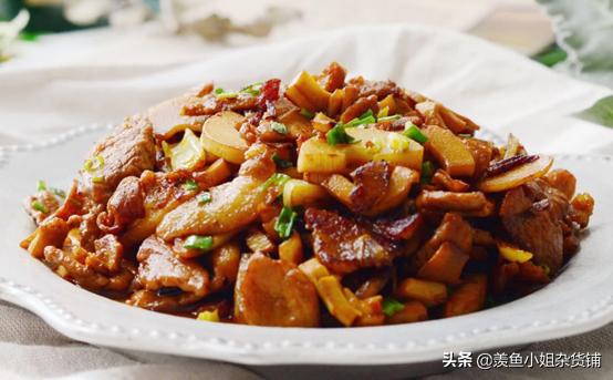 又到吃冬笋的季节了,冬笋不焯水不麻口的炒法