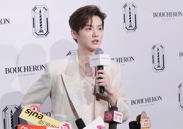 路人晒与鹿晗踢足球合照,鹿晗的素颜真实照片直播