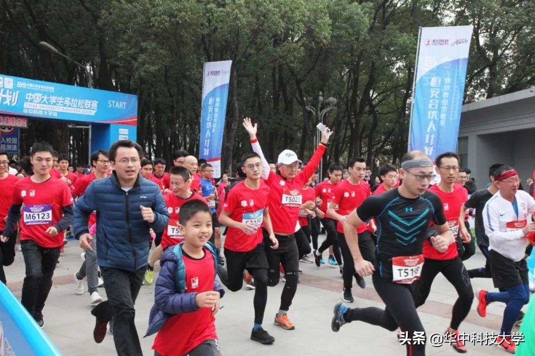 校园马拉松感受青春力量,在教室看同学田径比赛