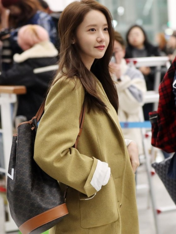 林允儿西装搭铅笔裤现身,林允儿穿搭秀身材