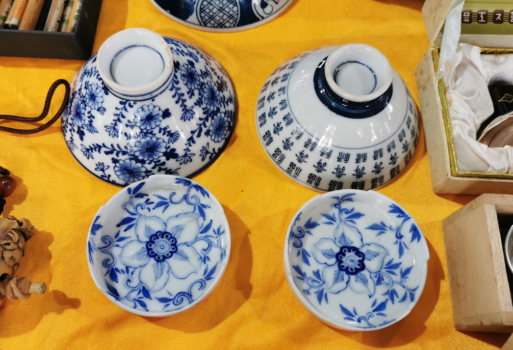 沈阳古玩地摊买日瓷杂货：东西好多，价格好诱人，这是怎么弄来的