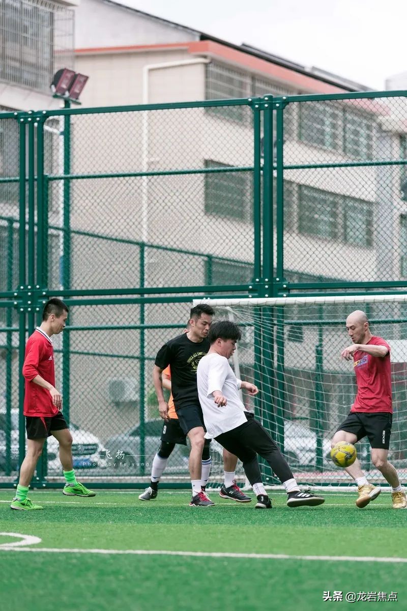 林丹脚踢球,林丹回到球场赢了