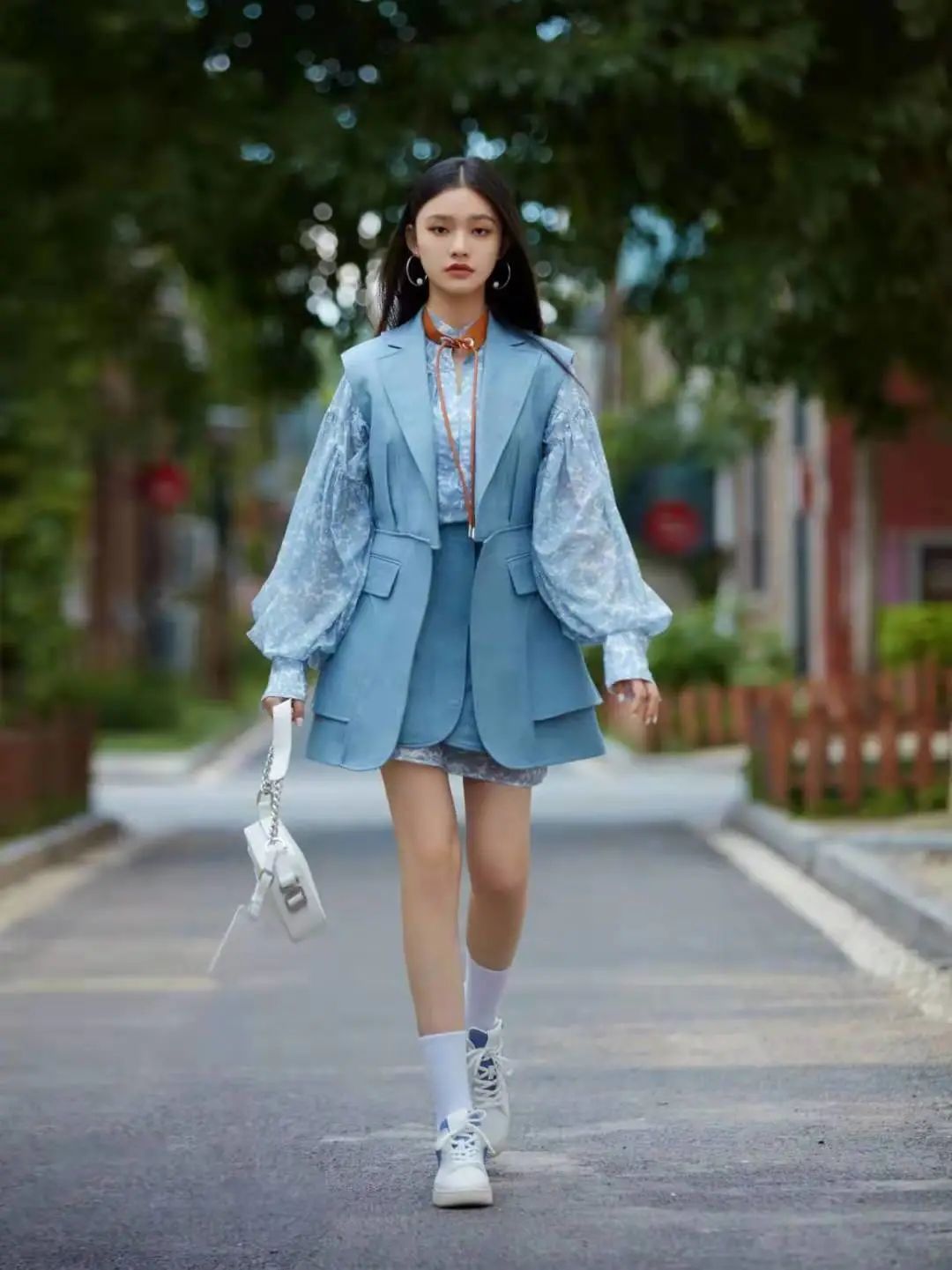 杨幂穿连体短裤时尚大片,杨幂现身粉色风衣配短裤