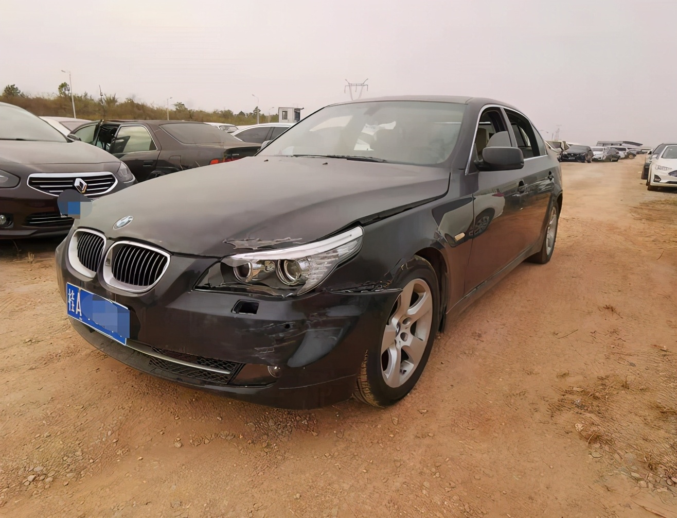 公交车超车道停车被撞,客车追尾公交车警方介入