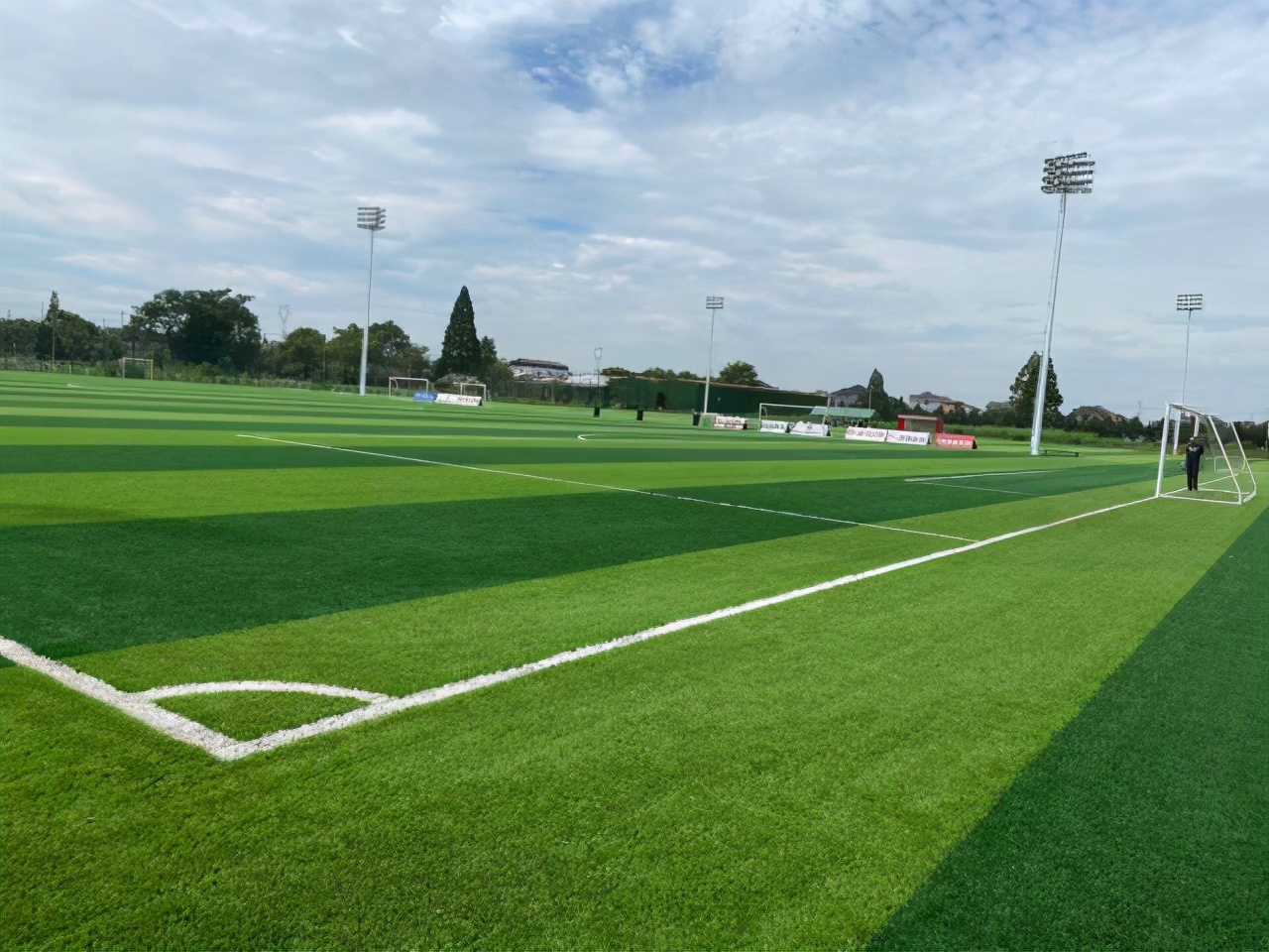 杭州亚运足球场地,杭州有没有标准的足球场