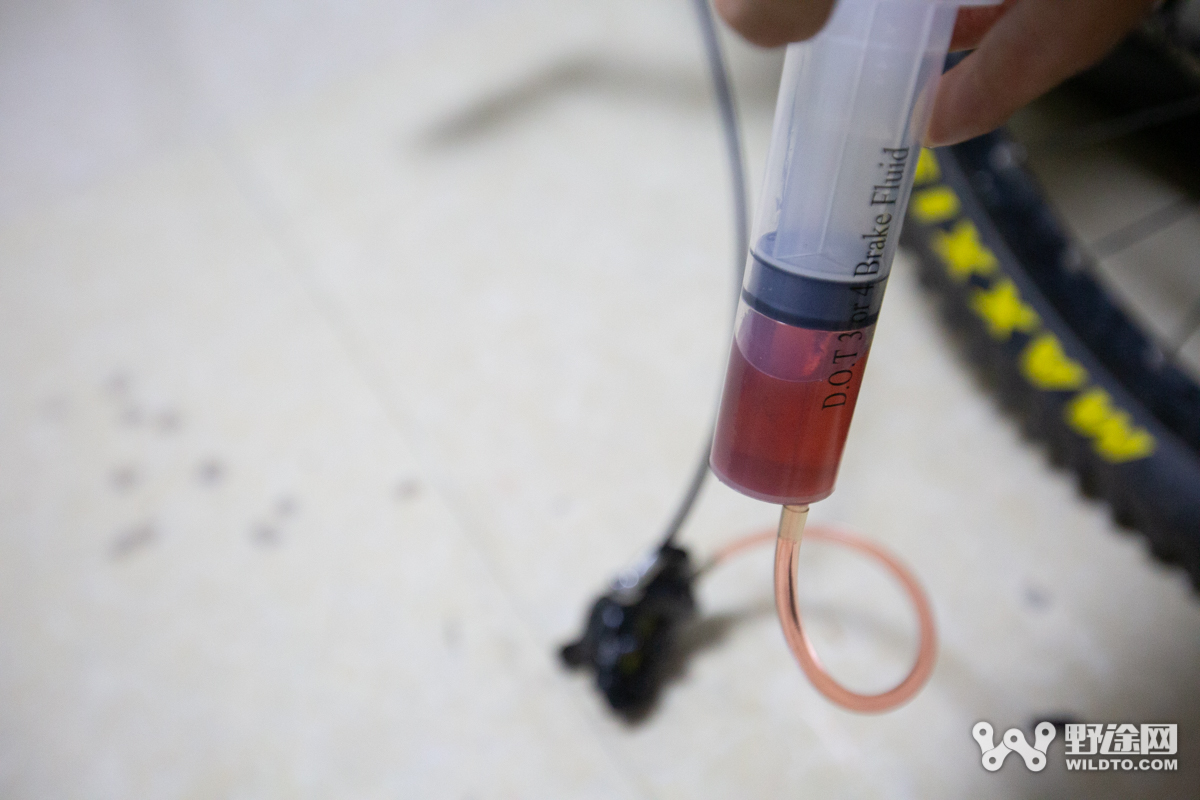 电动车刹车碟刹怎么换油,提升刹车性能省钱的方法