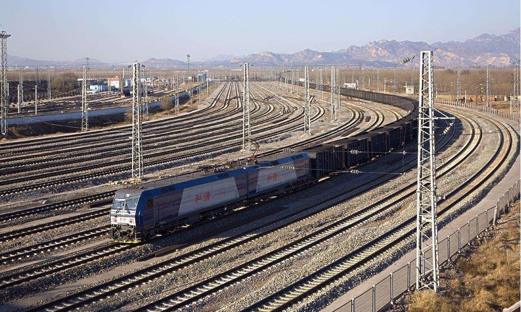 轨道下的碎石子是啥？为啥火车轨道下面要铺，高铁轨道上却不用