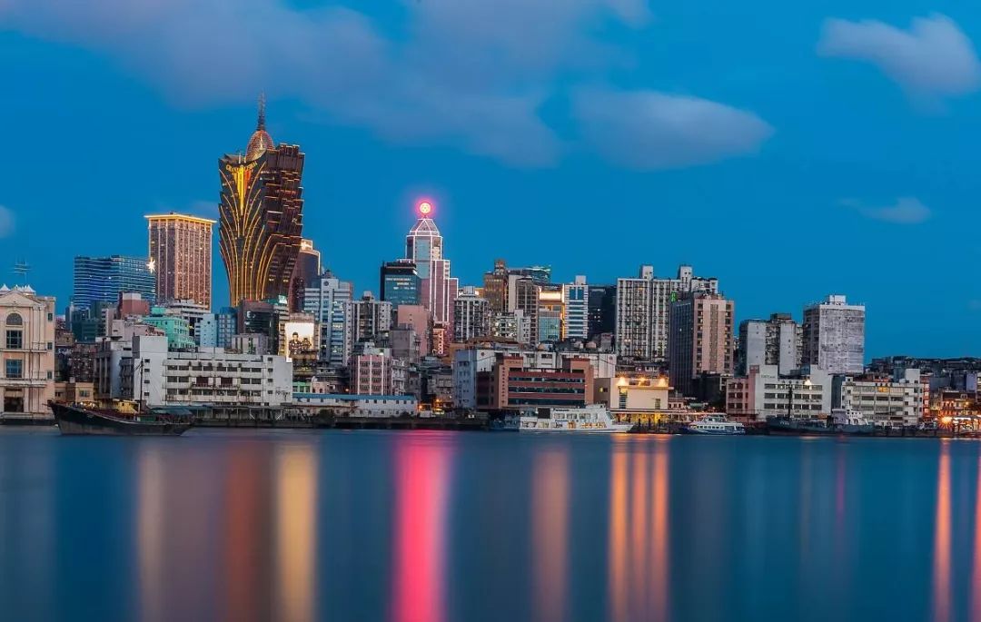 99年澳门回归纯银纪念币值多少钱,澳门回归纪念币10元现在值多少钱