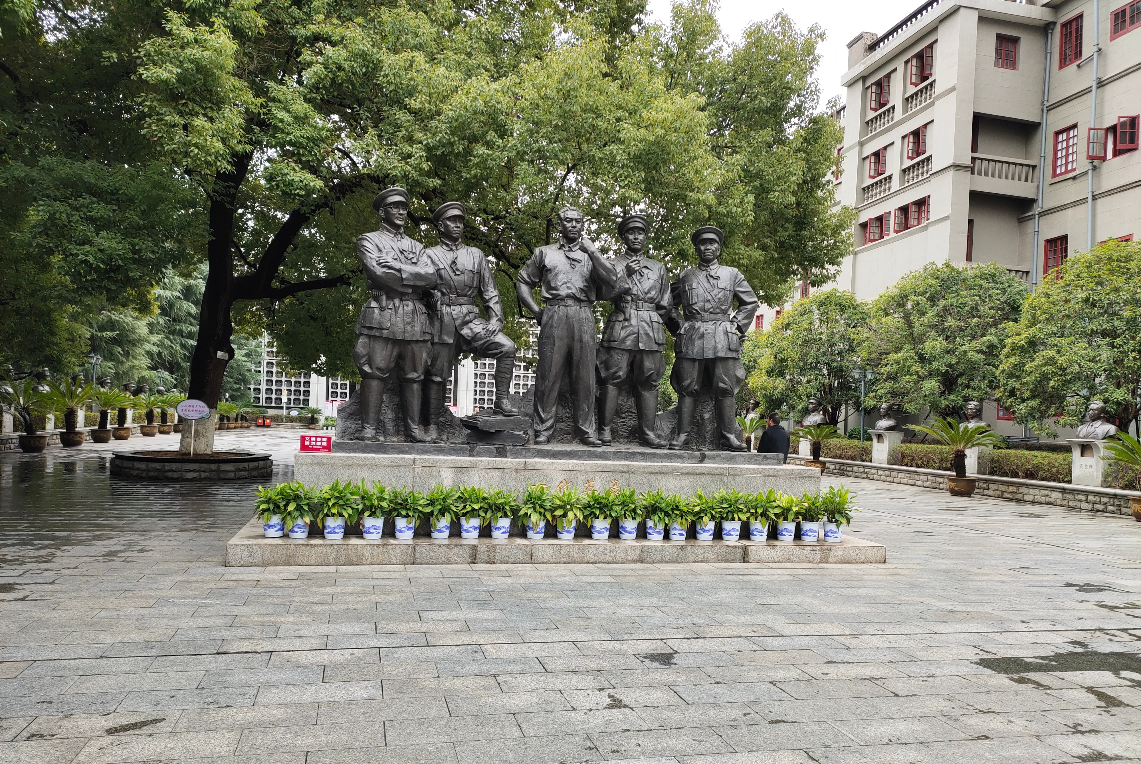 前身是国立中正大学，校庆是蒋介石的生日，这所大学不简单