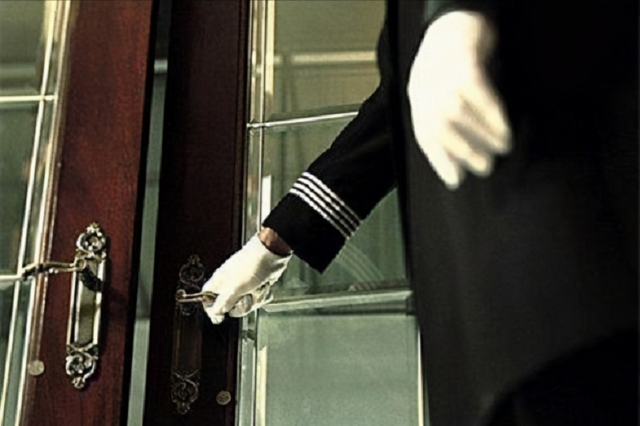 逆袭成功！他拉35年的大门，退休时公司送了他份意想不到的贺礼