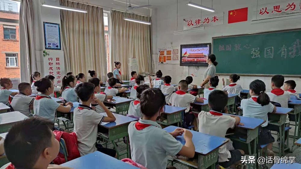 开学第1天的课堂,开学第1天老师给我们上课