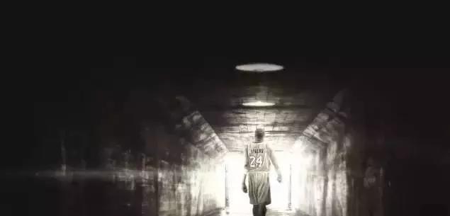 今天，我们用两部纪录片来致敬这位伟大的球员、丈夫与父亲