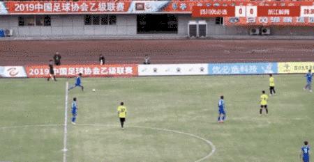 踢球还是玩命？中乙被肘击球员已脱离生命危险