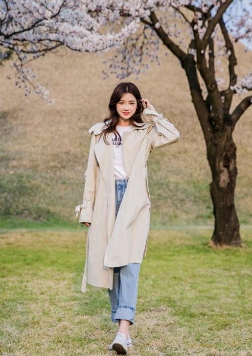 女性拥有一件风衣，掌握“3个要素”，优雅又魅力，谁穿谁高级