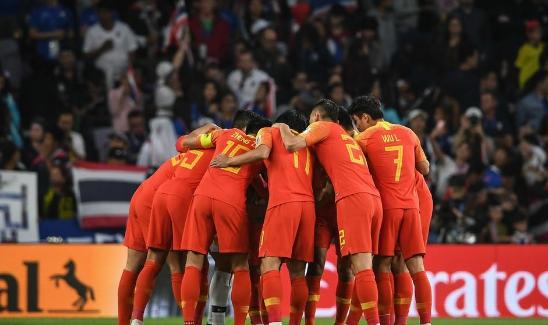 对越自卫反击战感动现场观众,震撼国足赢球五万人大合唱