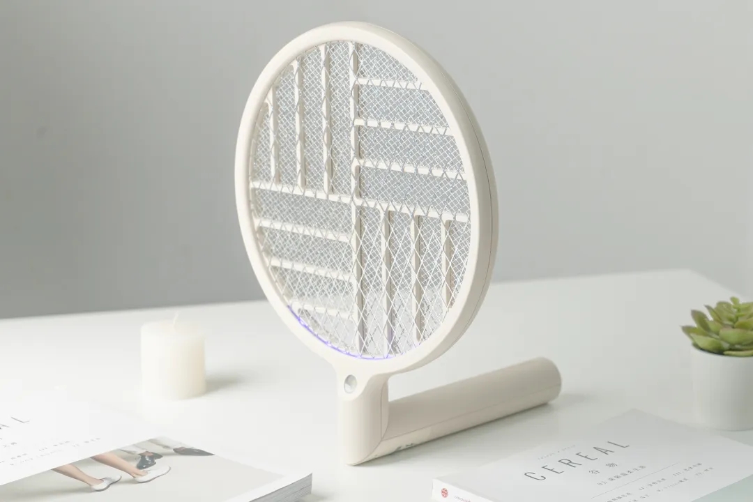 烦人的蚊子被自动引诱过来，“啪啪啪”轻松捕杀，这杀器太爽了！