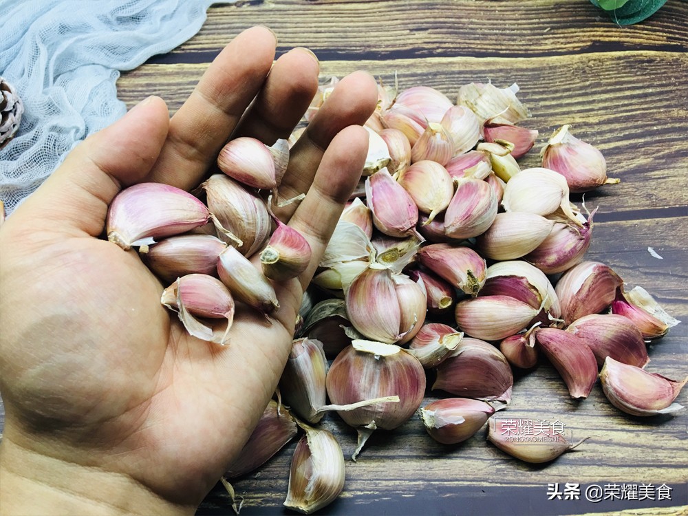 库存大蒜怎样发芽,大蒜刚出土价格不好怎样储存