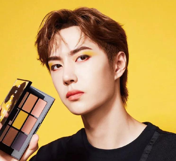 最近男明星代言护肤品,明星代言化妆品为什么不抹脸上