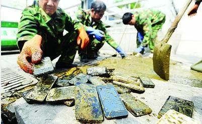 上厕所的时候手机掉到马桶里了,拿着手机上厕所