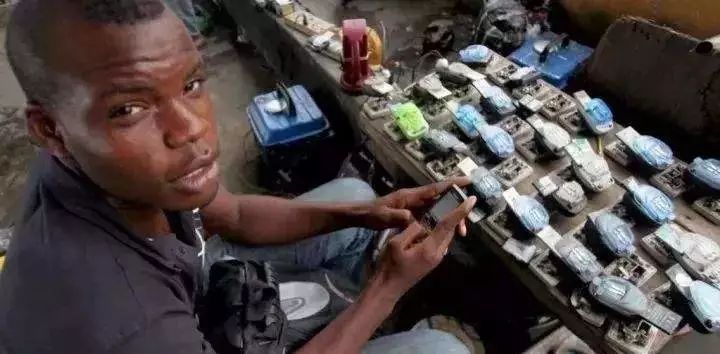 腐败非洲：啥劫匪……黑叔叔居然被一瓶可口可乐就给收买了。